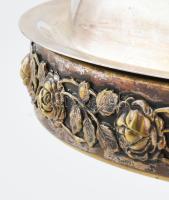 Szecessziós talpas osztrigakínáló, körbefutó rózsamintás díszítéssel, dór oszlopos talpazaton, nem h...