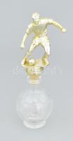 Labda alakú üveg, focista figurával díszített dugóval, műanyag, kopással, jelzés nélkül, m: 26 cm