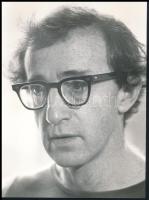cca 1970 Woody Allen amerikai író, színész, filmrendező portréja, 1 db vintage fotó ezüst zselatinos fotópapíron, 22x16,2 cm