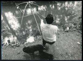 cca 1986 Kerekes Gábor (1945-2014) fotóriporter és fotóművész pecséttel jelzett felvétele Makay Béla túristvándi tanítóról, feliratozva, publikálva a Képes7 magazinban, vintage fotó ezüst zselatinos fotópapíron, 17x23,3 cm