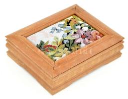 Fa ékszeres doboz, fedelén gobelin díszítéssel, kis kopottsággal, 19x15x5 cm