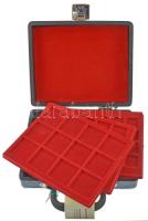 Kisalakú érmetartó bőrönd, 5db (3db 4x6-os, 1db 4x5 és 1db 4x3-as osztású) tálcával, kulccsal