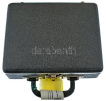 Kisalakú érmetartó bőrönd, 5db (3db 4x6-os, 1db 4x5 és 1db 4x3-as osztású) tálcával, kulccsal