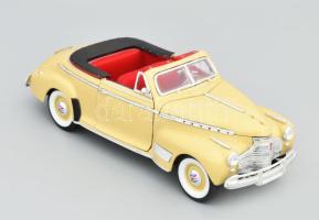 1941-es Chevrolet fém autómodell, kopásokkal, h: 20 cm