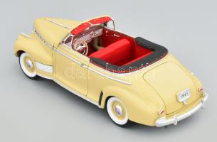 1941-es Chevrolet fém autómodell, kopásokkal, h: 20 cm
