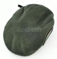 Magyar gyártmányú, sötétzöld barettsapka, jelzett, 100% gyapjú, méret: 58