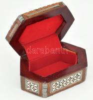 keleti stílusú gyöngyház díszítéses ékszeres ládika. 13 cm