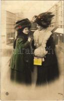 1911 Divatos hölgyek bundában és kalapban / fashion ladies in fur and hats
