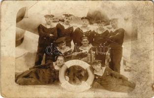 1915 Dubrovnik, Ragusa; K.u.K. Kriegsmarine SMS Viribus Unitis Osztrák-Magyar Haditengerészet Tegetthoff-osztályú dreadnought csatahajó matrózainak csoportképe a fedélzeten / WWI Austro-Hungarian Navy, mariners on on the board of SMS Viribus Unitis. photo (EK)