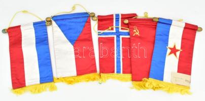 5 db selyem asztali zászló (szovjet, cseh, jugoszláv, stb.), 25x14 cm körül