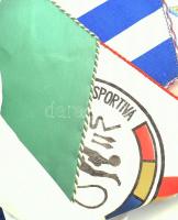 Egy nagy zacskónyi sport zászló. Nagyrészt külföldi labdarúgó csapatok, stb