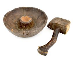 Faragott fa rusztikus diótörő edény és kalapács, korának megfelelő állapotban, szegecsekkel, d: 21,5 cm, h: 21,5 cm