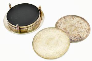 Vintage poháralátét garnitúra, tartójában, fémlemezzel borított műanyag, jelzés nélkül, d: 9,5 cm