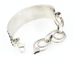 Ezüst(Ag) fekete-fehér köves extravagáns karkötő, jelzett, h: kb. 16 cm, bruttó: 21,8 g