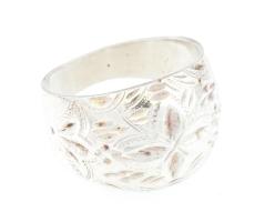 Ezüst(Ag) széles, mintás gyűrű, jelzett, méret: 58, nettó: 5,7 g