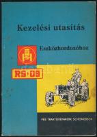 cca 1960-1970 Kezelési utasítás az RS-09 eszközhordozóhoz. VEB Traktorenwerk Schönebeck. Fekete-fehér ábrákkal illusztrált, magyar nyelvű műszaki ismertető és útmutató. Kiadói tűzött papírkötés, kissé foltos borítóval.