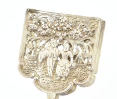 Ezüst(Ag) süteményfogó plasztikus díszítéssel, jelzett, h: 17,5 cm, nettó: 93,6 g