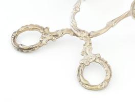 Ezüst(Ag) süteményfogó plasztikus díszítéssel, jelzett, h: 17,5 cm, nettó: 93,6 g