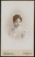 cca 1900 Női portré, keményhátú fotó Kolyaba László rozsnyói műterméből, 10,5×6,5 cm