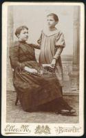 cca 1890 Ida egy kis barátnővel, keményhátú fotó Eller Móra budapesti műterméből, 10,5×6,5 cm