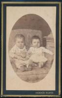 cca 1882 Két kisgyerek portréja, keményhátú fotó Hegedűs Vilmos szentesi műterméből, 140,5×6,5 cm