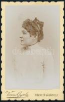 cca 1890 Női portré, keményhátú fotó Veress Gyula hódmezővásárhelyi műterméből, 10,5×6,5 cm