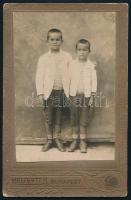 cca 1910 Két gyerek portréja, keményhátú fotó Helfgott Sámuel budapesti műterméből, hátoldalon a műterem képével, 11×7 cm