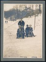 1913 Szánkózó társaság, keményhátú fotó Udvary jelzéssel, felületén törésnyom, 12×9 cm