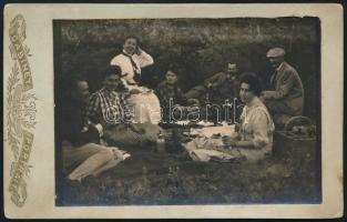 cca 1910 Piknikező társaság, keményhátú fotó Krecho Ferenc kaposvári műterméből, 10,5×16,5 cm