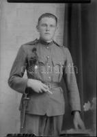 cca 1910 Üvegnegatív katona, rohamcsapat jelvényt viselve 6x9 cm