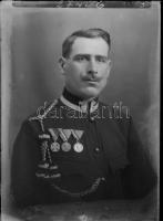 cca 1910 Üvegnegatív katona, kitüntetésekkel 6x9 cm