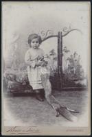 cca 1890 Gyermek róka prémmel. Kabinetfotó. Kluge és társa Gyöngyös 11x17 cm