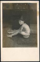 cca 1940 Bilin ülő cilinderes fiú, fotólap