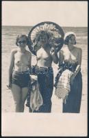 cca 1920 Három félmeztelen nő a tengerparton fotólap