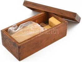 Dohány, + 2 csomag bontatlan dohány, üres gyufásdoboz, tűzkövek, nagyméretű fa dobozban.