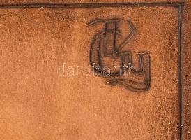 Olvashatatlan jelzéssel: Erdélyi erődtemplom. Bőrkép. Felületi kopásokkal. Kissé sérült fakeretben. ...