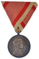 1917. "Károly Ezüst Vitézségi Érem II. osztálya" peremen jelzett Ag kitüntetés mellszalago...