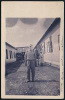 cca 1916 Orvos védőöltözetben tifusz elleni védőoltáson fotólap
