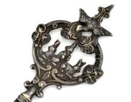 Nyúlfigurákkal díszített ezüstözött levélbontó tőr, kopásokkal, jelzés nélkül, h: 21 cm