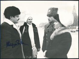 cca 1980 Valerij KUbaszov és Magyari Béla (1949-2018) űrhajósok Magyari autográf aláírása az őket és családjukat ábrázoló fotón, Moszkvában. 24x18 cm