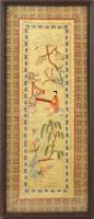 Távol-keleti hímzett selyem kép, XX. sz. Üvegezett fakeretben, 58×24 cm.