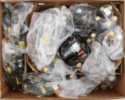 Mini ital gyűjtemény: Tokaji aszú 1964-66, skót, kanadai, amerikai whiskyk, cognacok, Creme de Cassis, likős, stb, hozzá egy Braun likőrös üveg. összesen 172 db ital