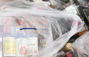 Mini ital gyűjtemény: Tokaji aszú 1964-66, skót, kanadai, amerikai whiskyk, cognacok, Creme de Cassi...