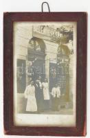 cca 1920 Debrecen, Belényesy Sándor fodrász és órás üzletének fotója, (Debrecen, Hatvan u. 17) a hátoldalon feliratozva, üvegezett fa keretben, 13x8 cm