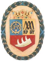 cca 1941-1942 Zágoni Mikes Kelemen Elméleti Líceum (Báthory István Elméleti Líceum) Kolozsvár nagyméretű festett, faragott címere, hátoldalán pecsétekkel. A jezsuita rend és a piarista rend címeréből, illetve a Báthori címer elemeiből álló líceumi címert ismeretlen KNJ szobrász készítette, és feltételezhetően a második bécsi döntés után, az 1941-ben történt átalakítás során került fel az épületre. Festett, faragott, felső rétegén sérülésekkel, 77x58 cm / cca 1941-1942 Zágoni Mikes Kelemen Theoretical Lyceums large painted, carved wood coat of arms, made by unknown sculptor KNJ. It was presumably added to the building after the Second Vienna Award, during the renovation of 1941. Painted, carved, with small damages, 77x58 cm