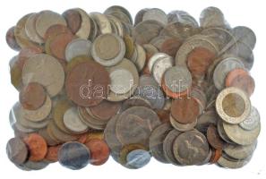 Vegyes külföldi fémpénz tétel ~1kg-os súlyban, csak Európán kívüli érmékkel T:vegyes Mixed foreign coin lot (~1kg), without European coins C:mixed