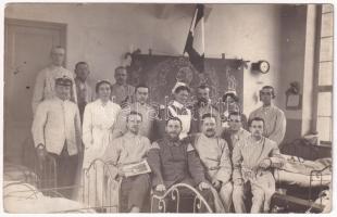 1915 Német sebesült katonák egy kórházban nővérekkel / WWI German military hospital, injured soldiers with nurses. photo + K.D. Feldpostamt Nr. 10. (EK)