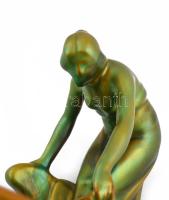 Zsolnay névjegykártyatartó vizet merítő nő alakkal. Eozin mázakkal borított porcelánfajansz. Jelzett...