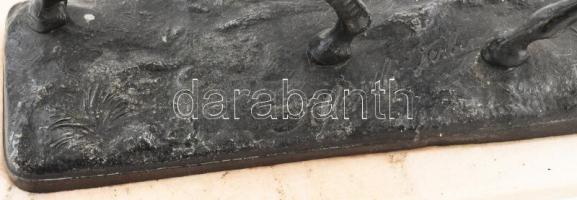 Ismeretlen művész: A derbi után (After the derby), bronzirozott fém, talapzaton, farka sérült, h: 45...