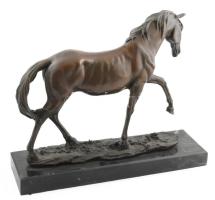 Ismeretlen művész: Baktató ló, öntött patinázott bronz, márvány talapzaton, 46x13x37 cm KIZÁRÓLAG SZ...